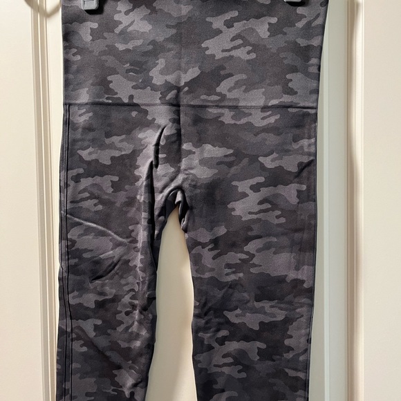 SPANX Seamless Camo Leggings - Picture 6 of 7